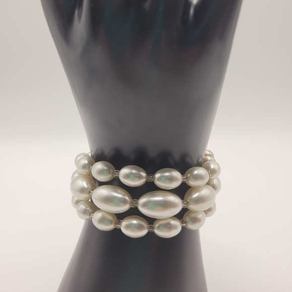 Vintage Costume Pearl 3 Wrap Bracelet Memory Wire - Picture 2 of 4